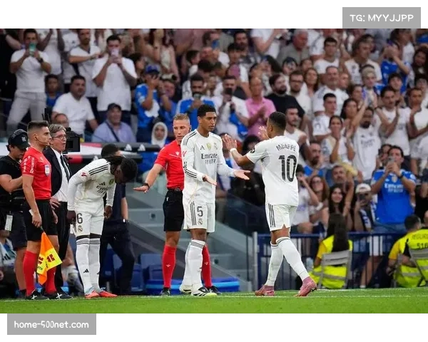 巴萨皇马激战：阿诺德复出，居莱尔贝林厄姆中场搭档，锋线三叉戟亮相